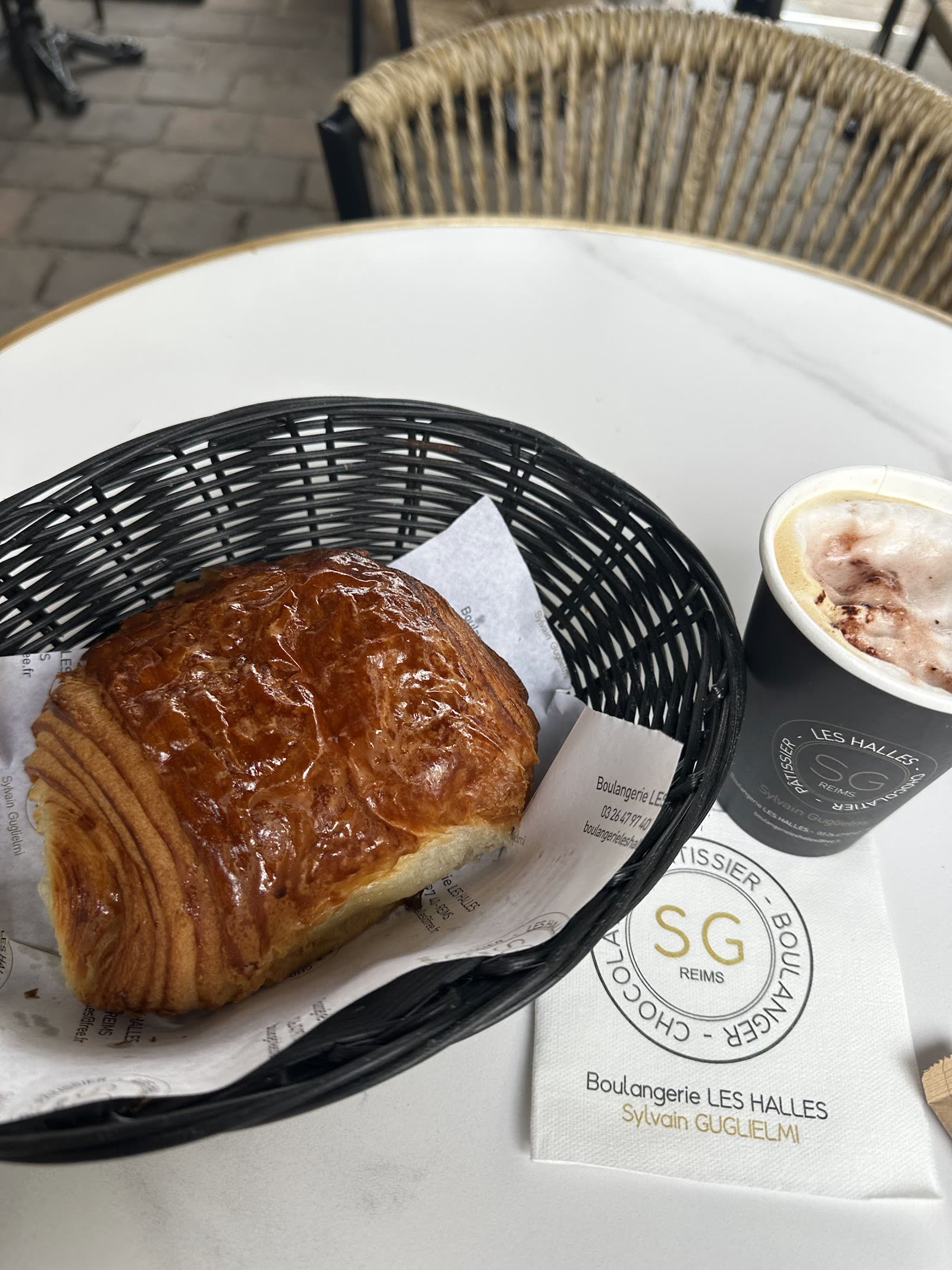Croissants pur beurre sur plateau