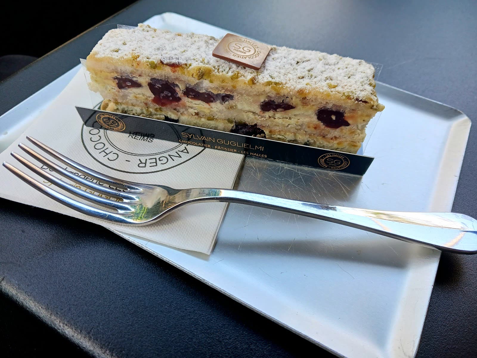 Part de gâteau glacé à la framboise