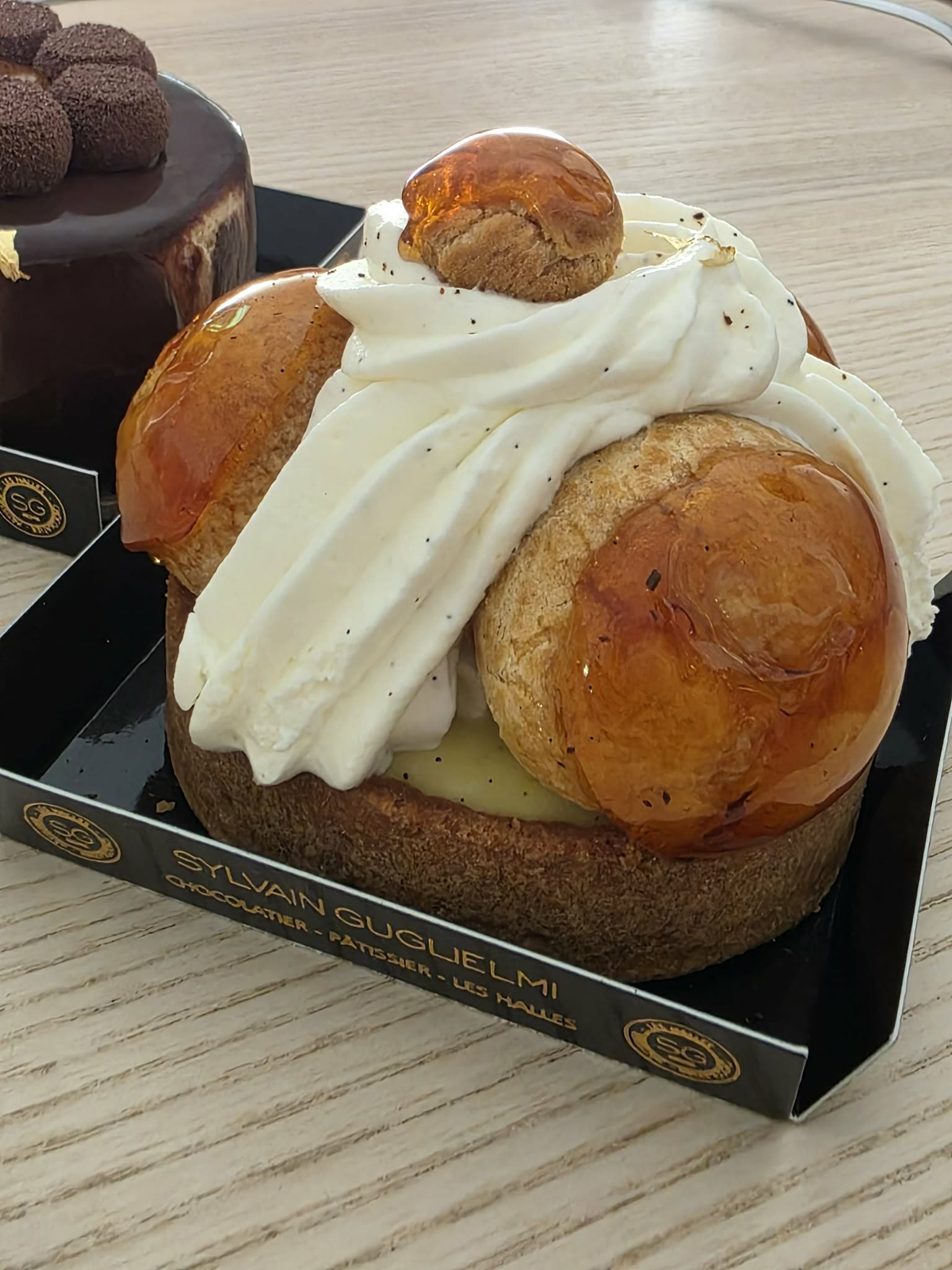 Pâtisserie à choux garnie de crème et fruits secs caramélisés