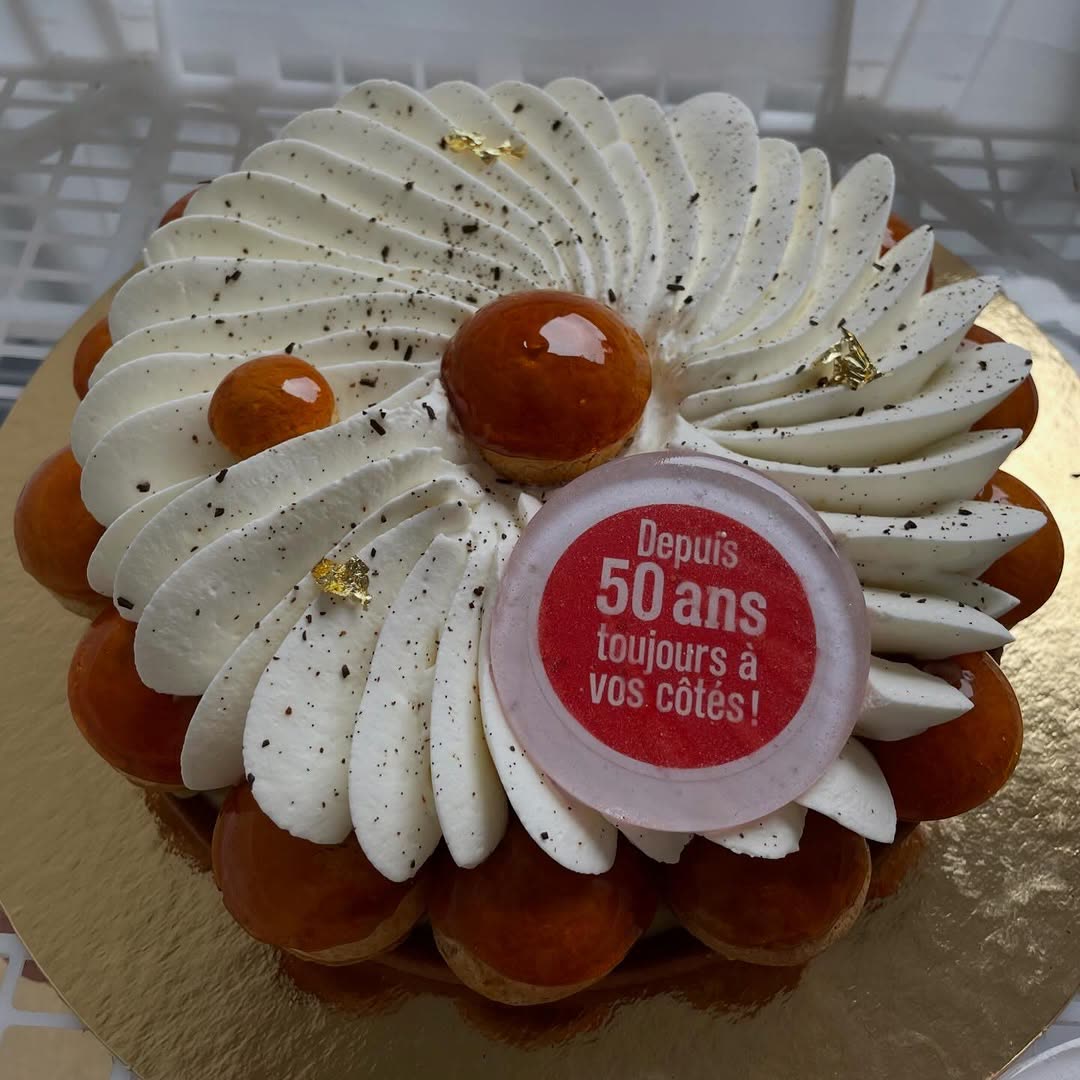 Tarte pâtissière signature, décorée de feuille d'or