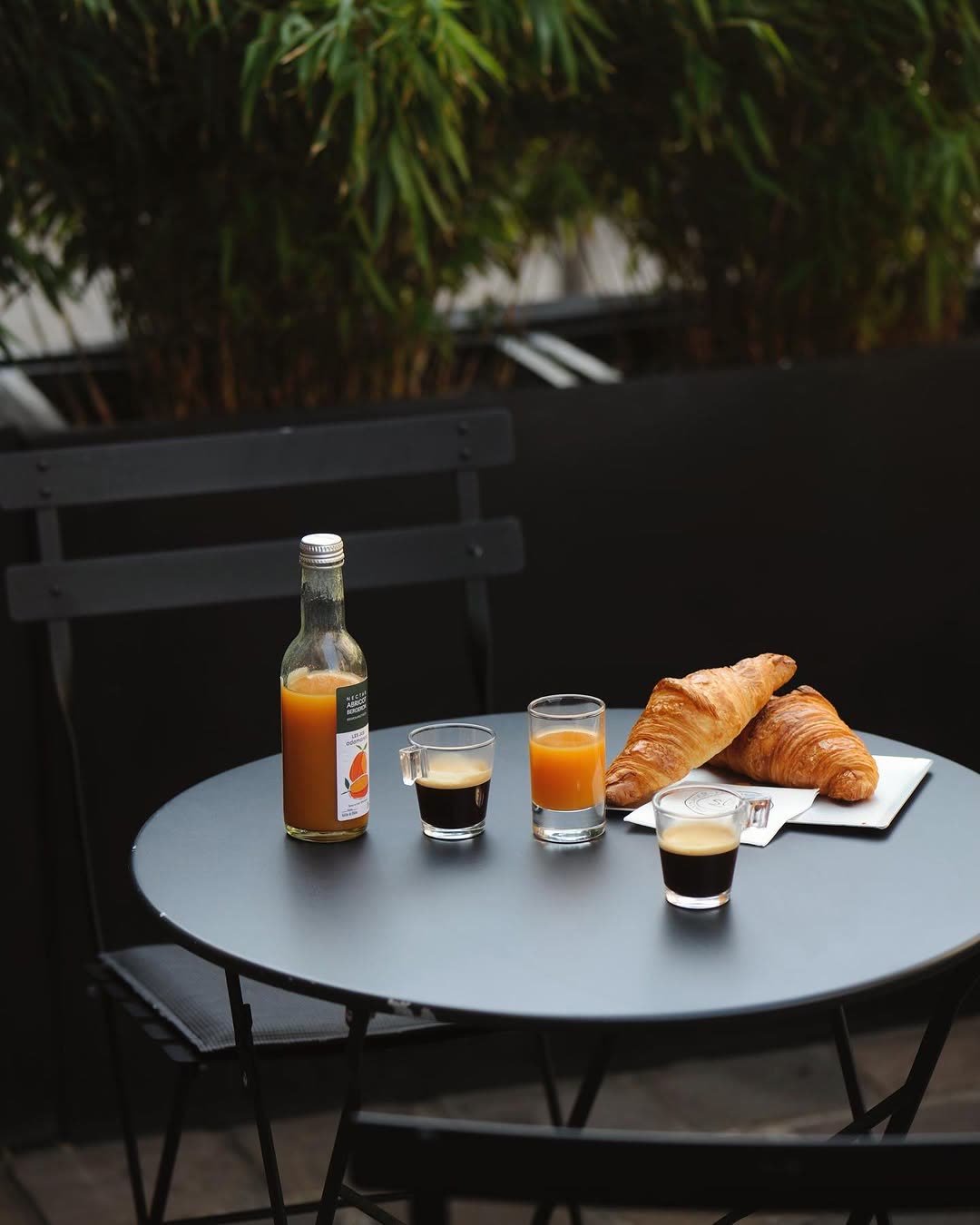 Petit-déjeuner en terrasse : café et croissant