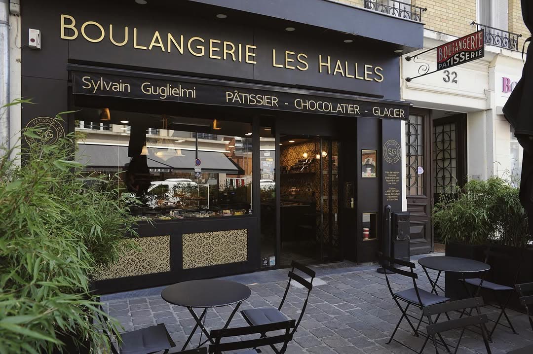 Terrasse de la Boulangerie Les Halles avec ses tables en façade
