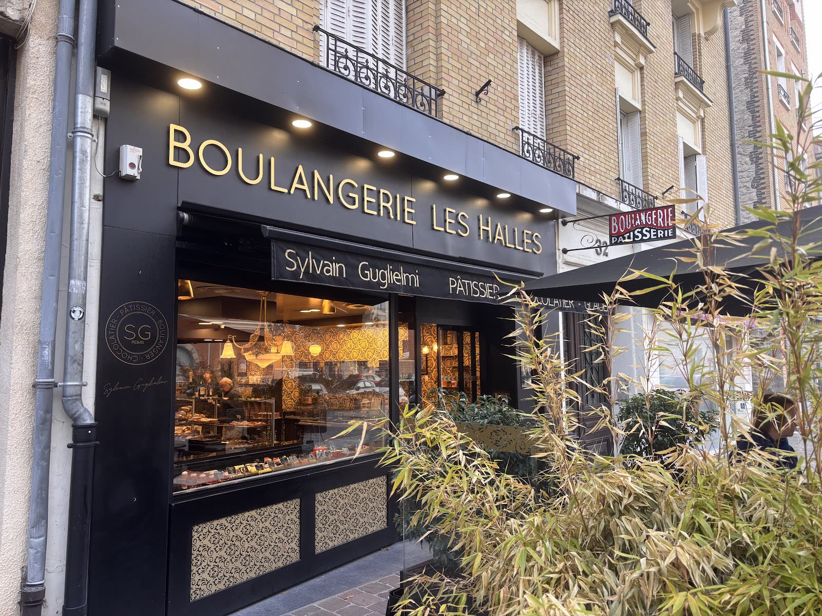 Vitrine de la Boulangerie Les Halles en journée, Reims