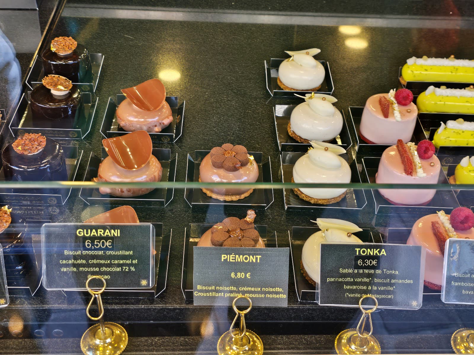 Vitrine réfrigérée garnie de mignardises et mousses individuelles