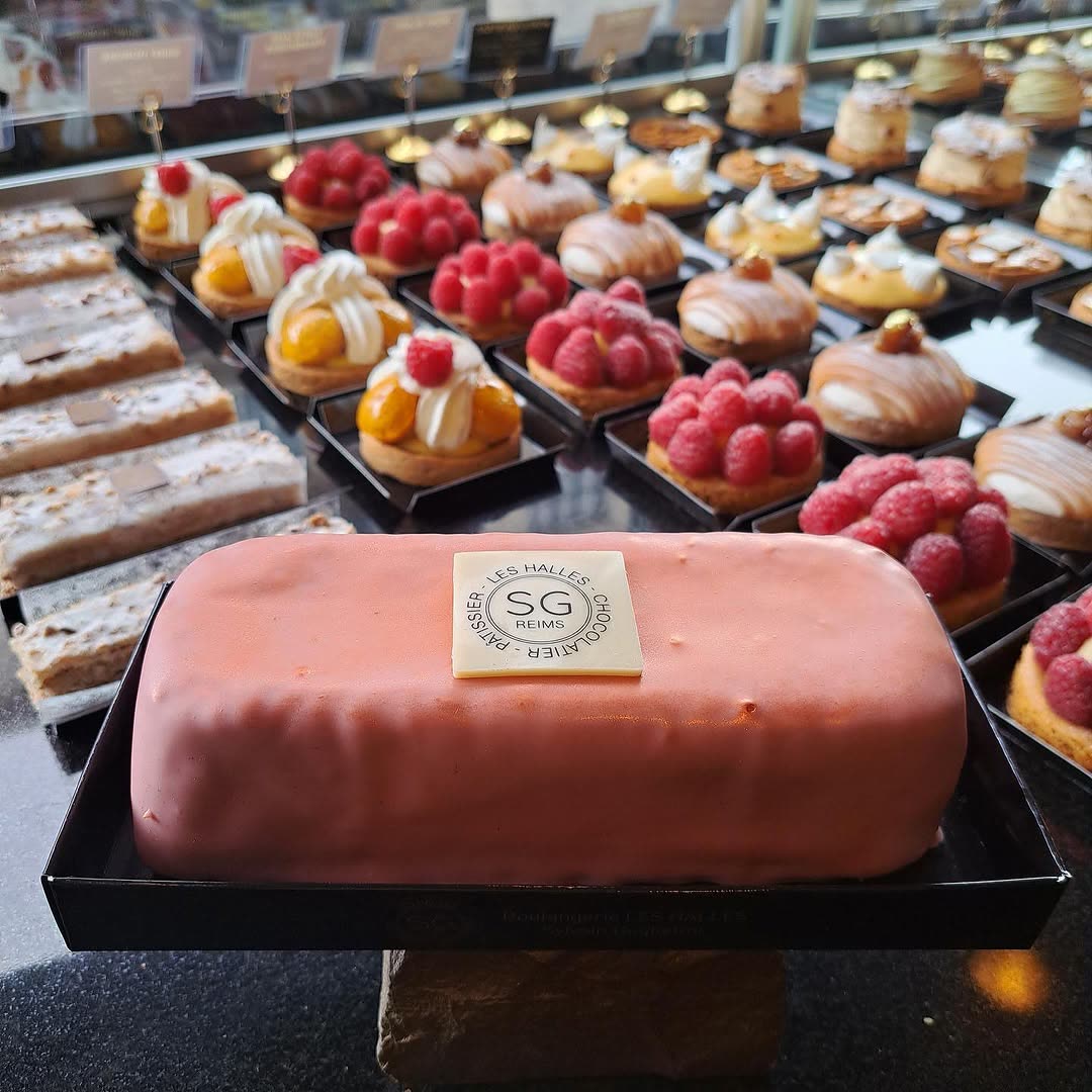 Étalage de tartelettes aux fruits rouges et entremets